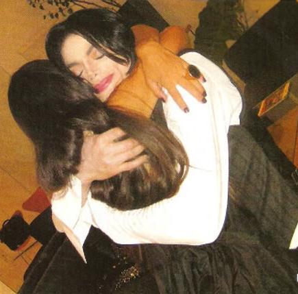 hugs-michael-jackson-10523652-435-429