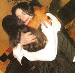 hugs-michael-jackson-10523652-435-429